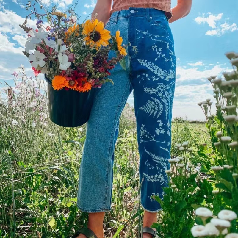 Artista e fotógrafo Kellieswanson impressa jaquetas, jeans e outras roupas com uma impressão bronzeada azul escura azul